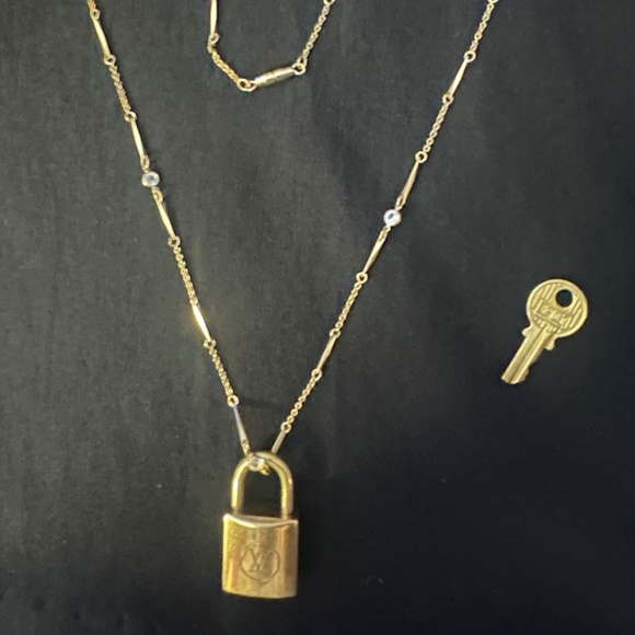 ✨Authentic Louis Vuitton Padlock & Key Necklace on 23” Chain - Picture 4 of 8